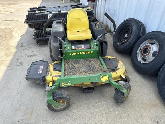 Image of John Deere Z445 equipment image 1