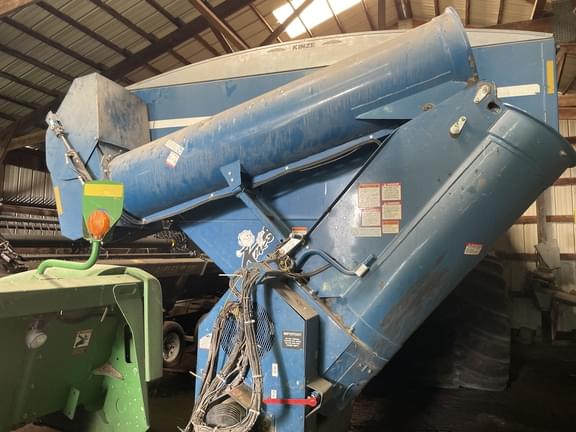 Image of Kinze 1050 equipment image 1