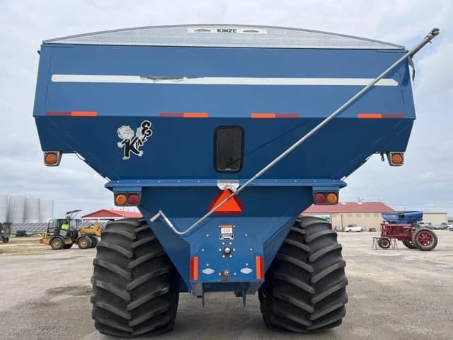 Image of Kinze 1050 equipment image 3