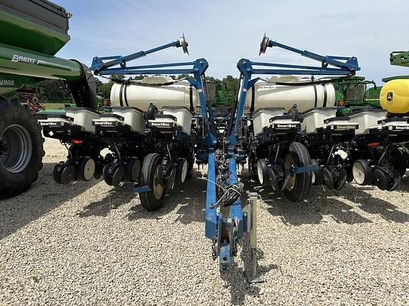 Image of Kinze 3200 equipment image 2