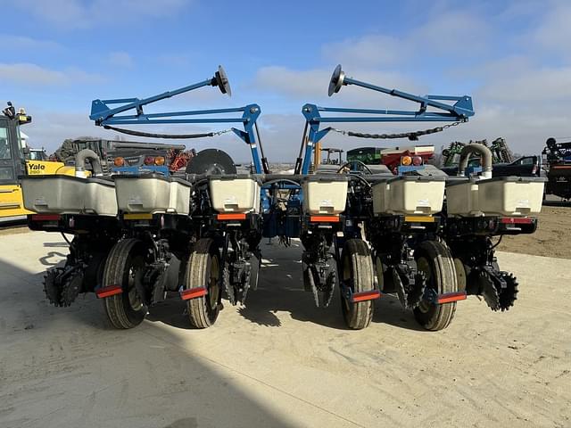 Image of Kinze 3200 equipment image 4