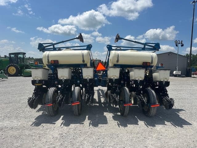 Image of Kinze 3200 equipment image 3