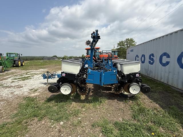 Image of Kinze 3200 equipment image 3