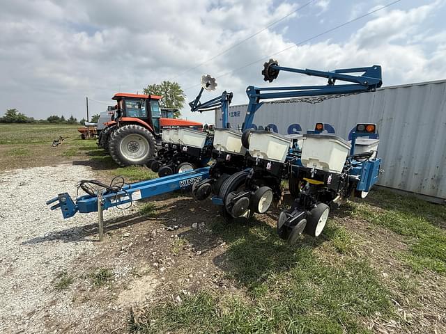 Image of Kinze 3200 equipment image 2