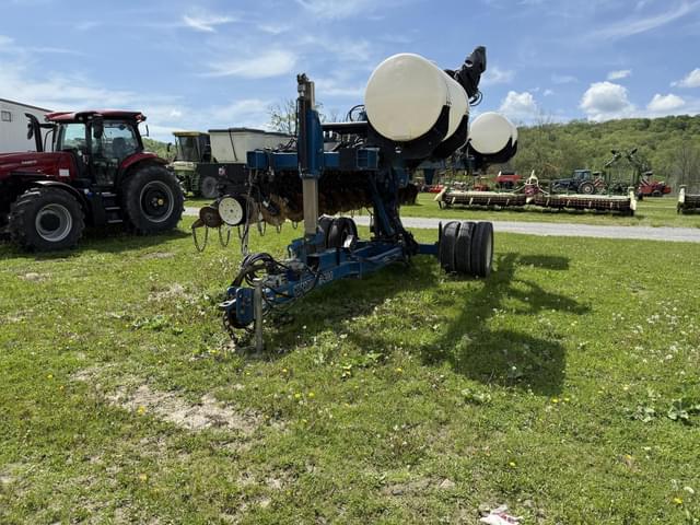 Image of Kinze 3400 equipment image 1