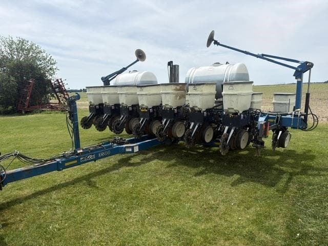 Image of Kinze 3500 equipment image 1