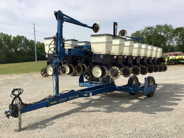 Image of Kinze 3500 equipment image 1