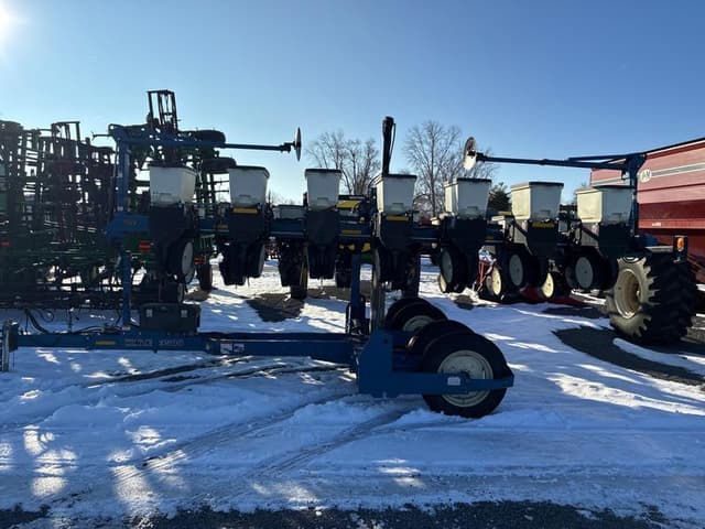 Image of Kinze 3500 equipment image 2