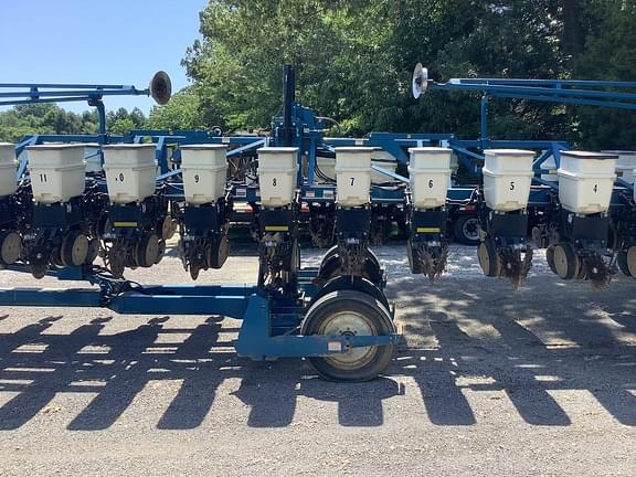 Image of Kinze 3600 equipment image 3