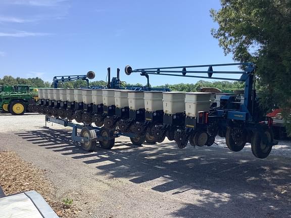 Image of Kinze 3600 equipment image 4