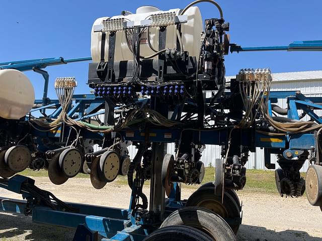 Image of Kinze 3600 equipment image 2