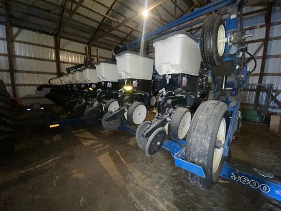 Image of Kinze 3600 equipment image 2