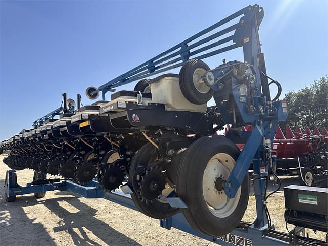 Image of Kinze 3600 equipment image 1