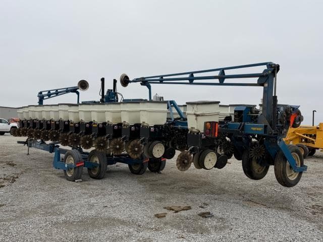 Image of Kinze 3600 equipment image 2
