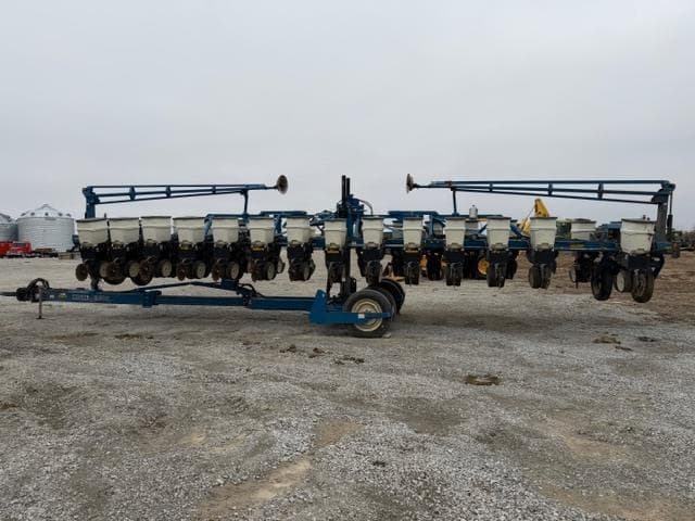 Image of Kinze 3600 equipment image 1