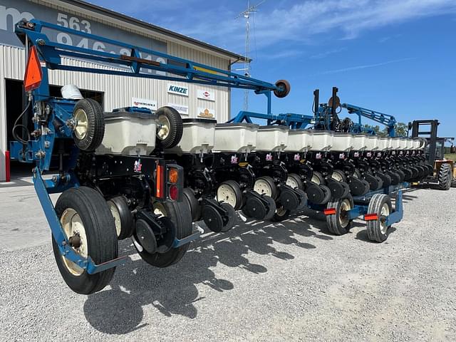 Image of Kinze 3600 equipment image 4