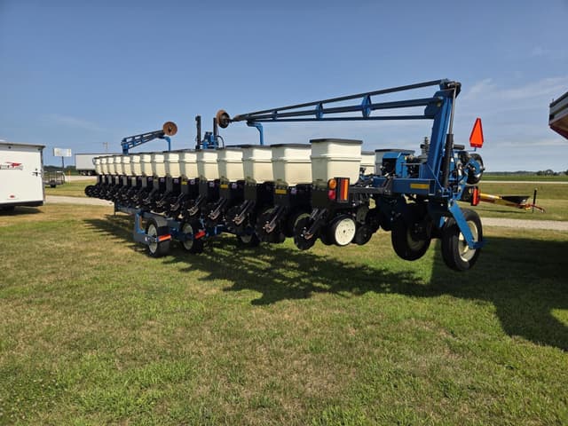 Image of Kinze 3600 equipment image 2
