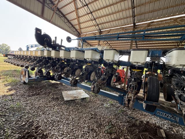 Image of Kinze 3600 equipment image 2