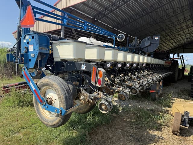 Image of Kinze 3600 equipment image 3