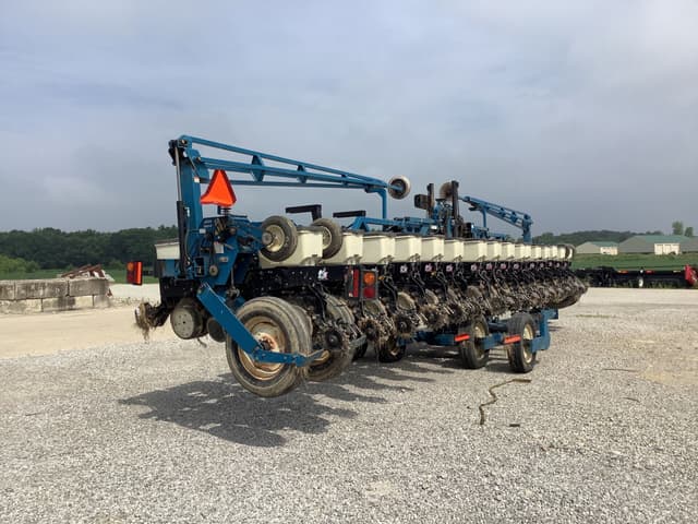 Image of Kinze 3600 equipment image 2