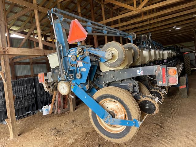Image of Kinze 3600 equipment image 2