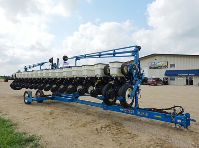 Image of Kinze 3600 equipment image 1