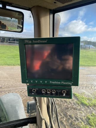 Image of Kinze 3600V equipment image 1