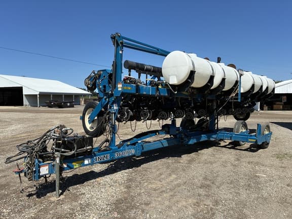 Image of Kinze 3600V equipment image 4