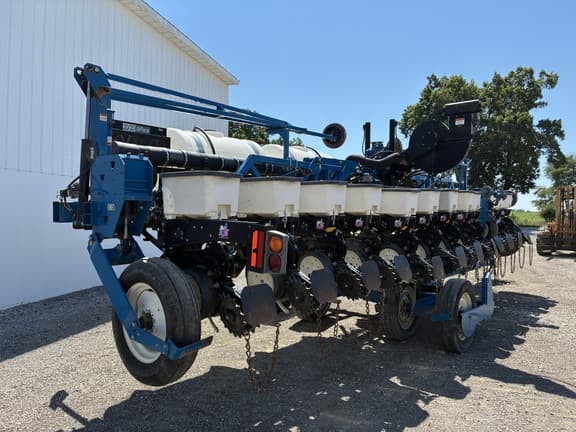 Image of Kinze 3600V equipment image 2