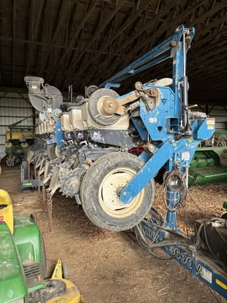 Image of Kinze 3600V equipment image 1