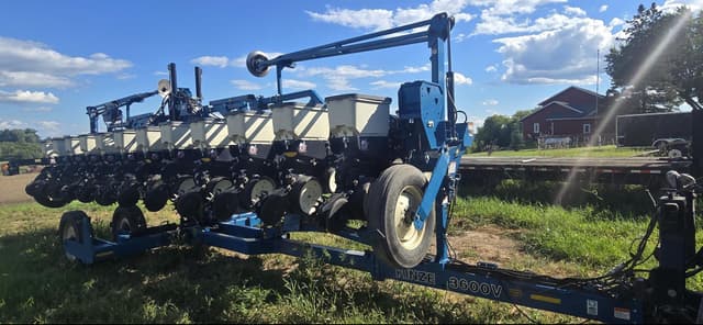 Image of Kinze 3600V equipment image 3