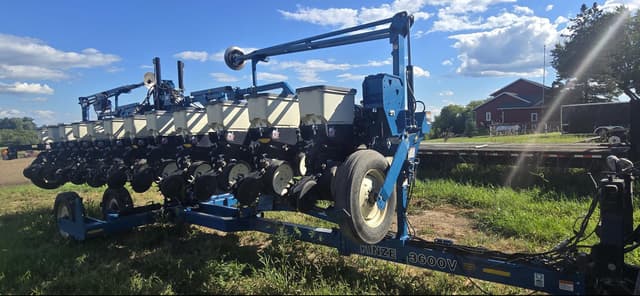 Image of Kinze 3600V equipment image 3