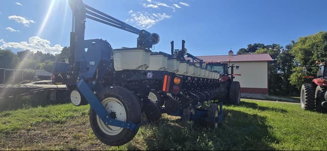 Image of Kinze 3600V equipment image 2