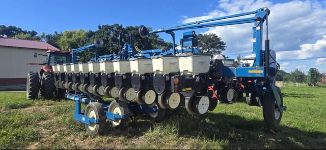 Image of Kinze 3600V equipment image 1