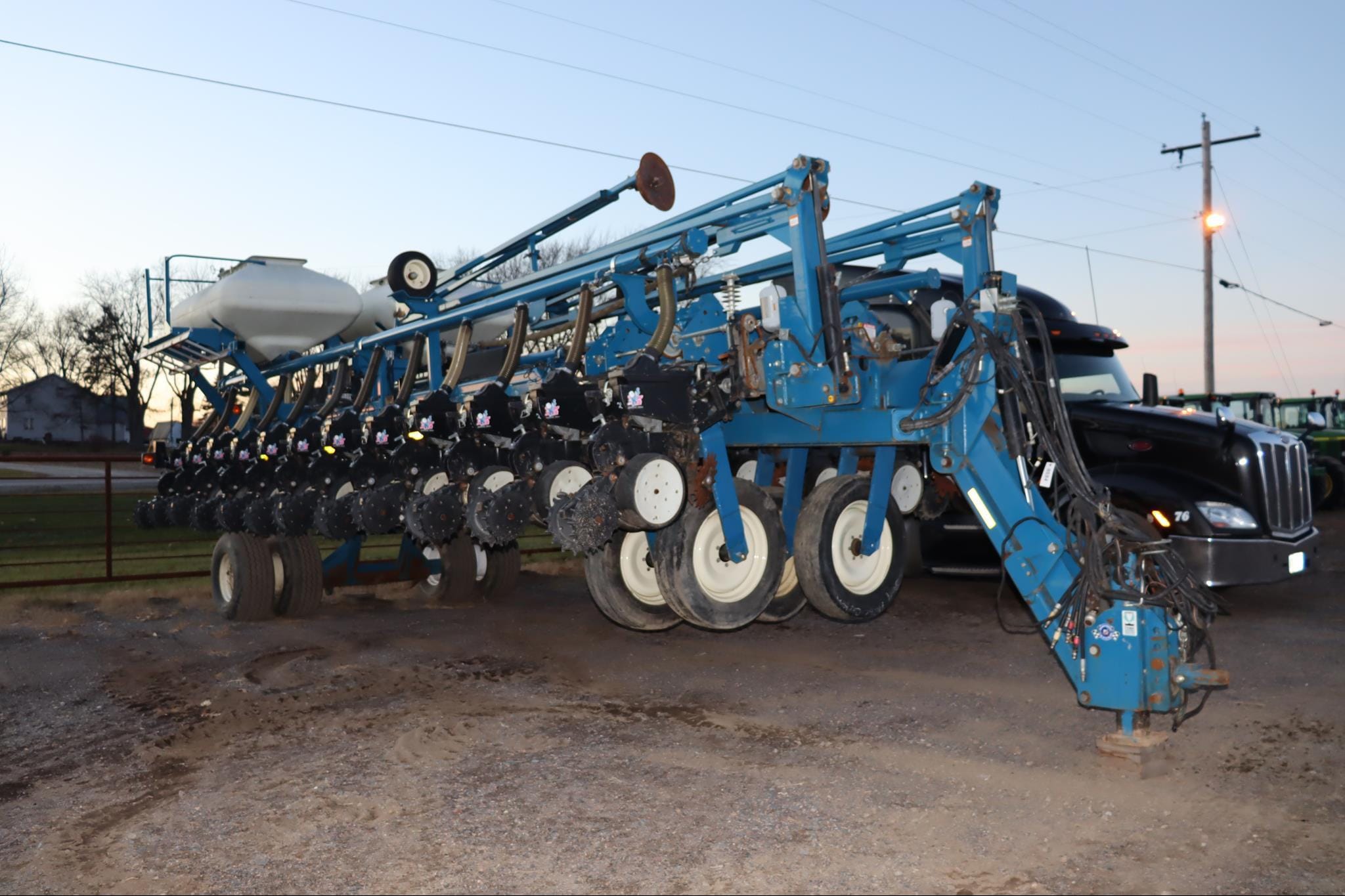2008 Kinze 3700 Equipment Image0