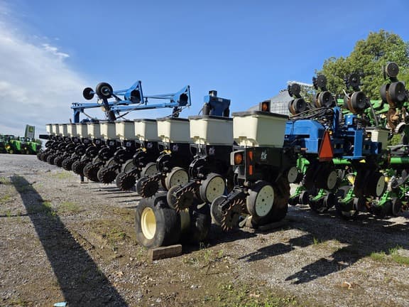 Image of Kinze 3700 equipment image 3