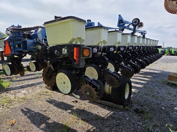 Image of Kinze 3700 equipment image 4