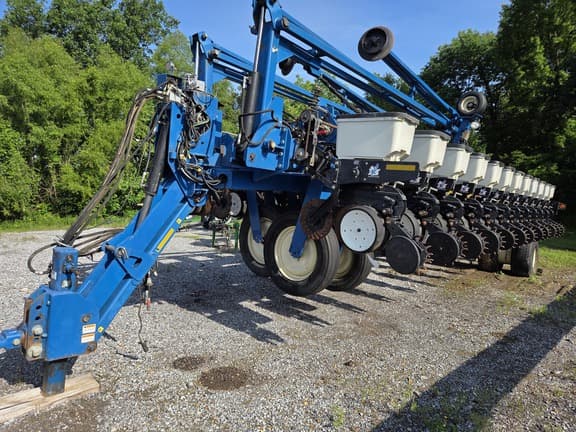 Image of Kinze 3700 equipment image 2