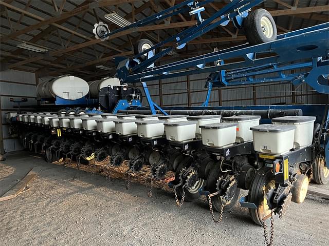 Image of Kinze 3800 equipment image 3