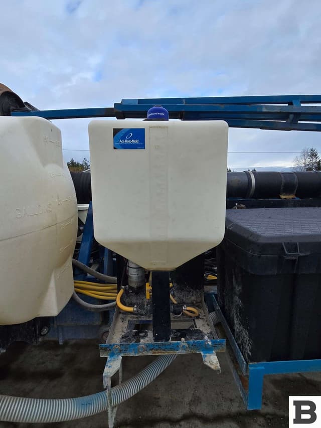 Image of Kinze 3600 equipment image 3