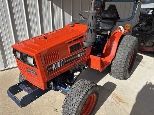 Image of Kioti LB1914 equipment image 3