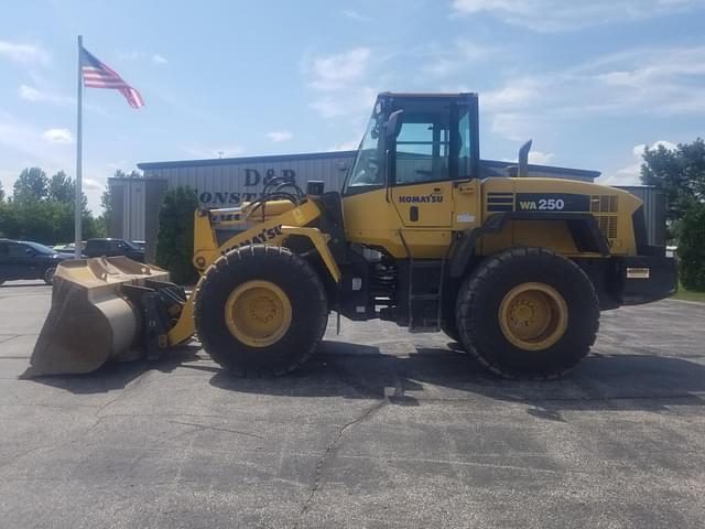 Image of Komatsu WA250-5 equipment image 1