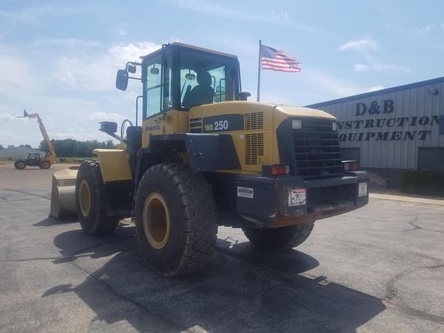 Image of Komatsu WA250-5 equipment image 2