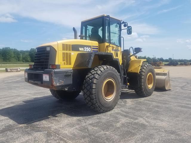 Image of Komatsu WA250-5 equipment image 3