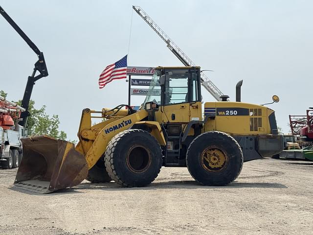 Image of Komatsu WA250-6 equipment image 3