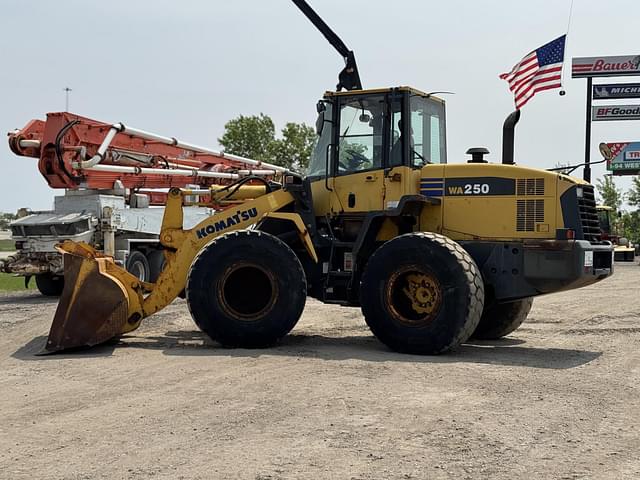 Image of Komatsu WA250-6 equipment image 4