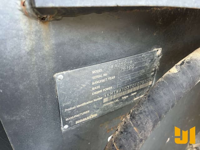 Image of Komatsu WA250-6 equipment image 4