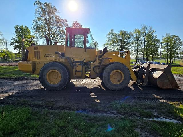 Image of Komatsu WA320 equipment image 3