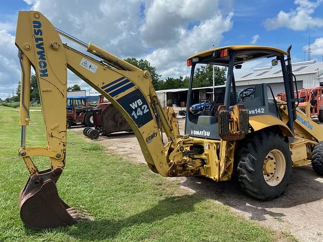 Image of Komatsu WB142-5 equipment image 3