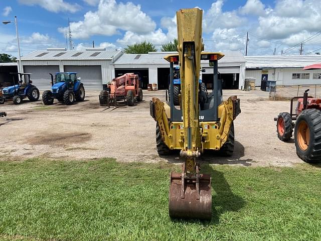 Image of Komatsu WB142-5 equipment image 4
